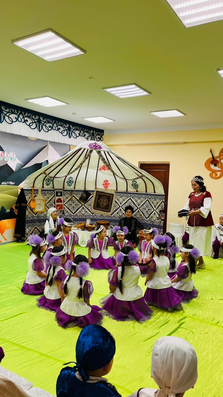 Ұлттық киім-ұлттың сәні. 18 Наурыз Ұлттық киім күні болып аталып өтілді. Ұлттық киім кию бұл күн ата-бабамызда, ұрпақтан-ұрпаққа жалғасып келе жатқан